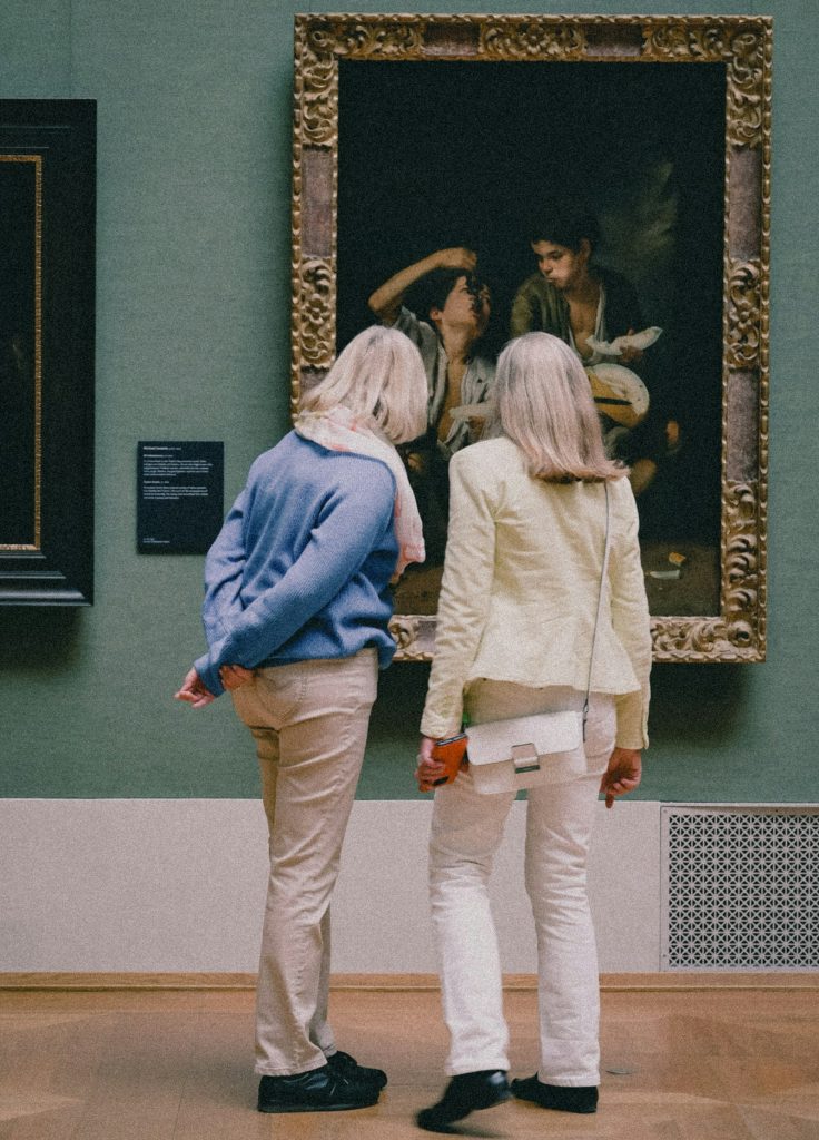 To personer ser på et maleri på museum, en date idé uten alkohol